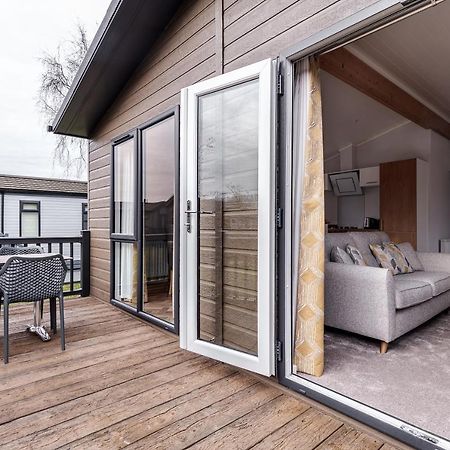 Roydon Marina Village Lodges Exteriör bild