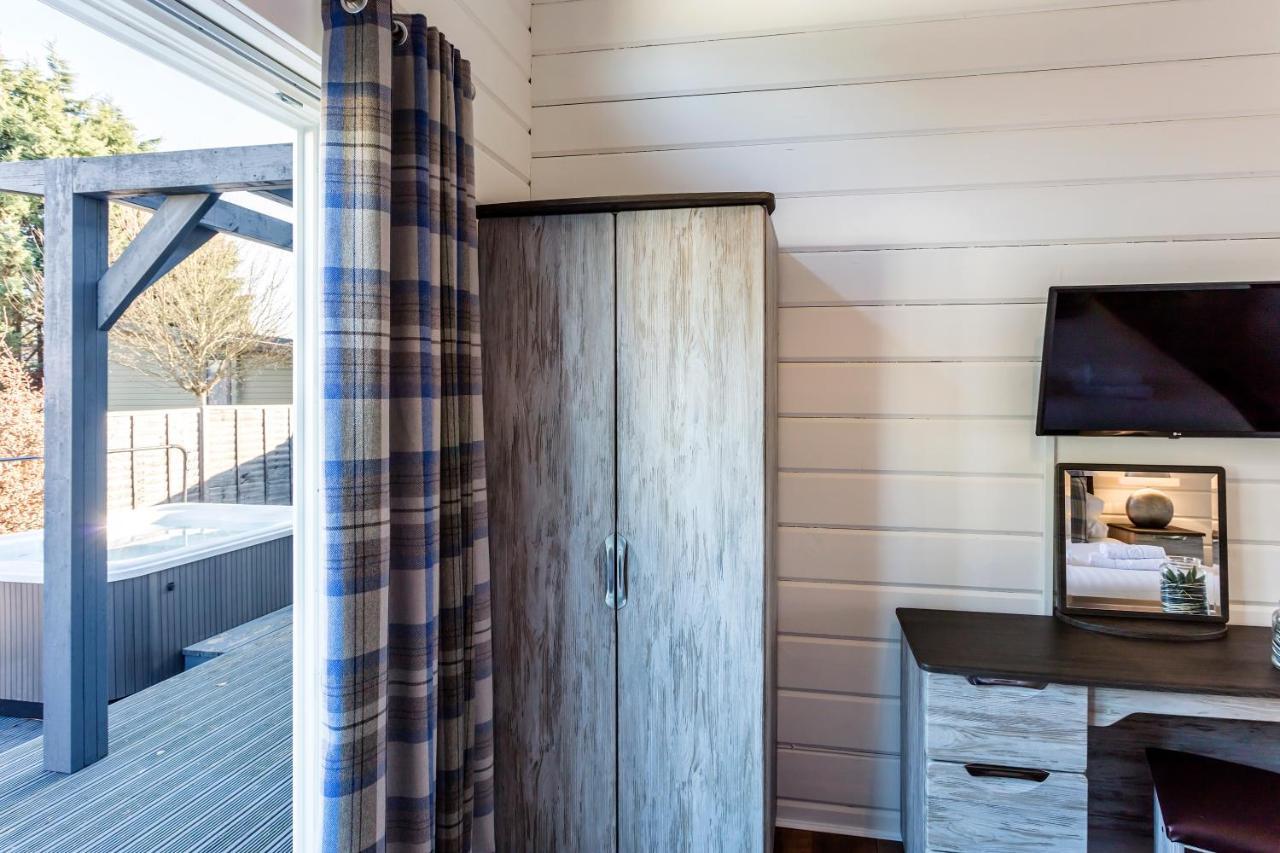 Roydon Marina Village Lodges Exteriör bild