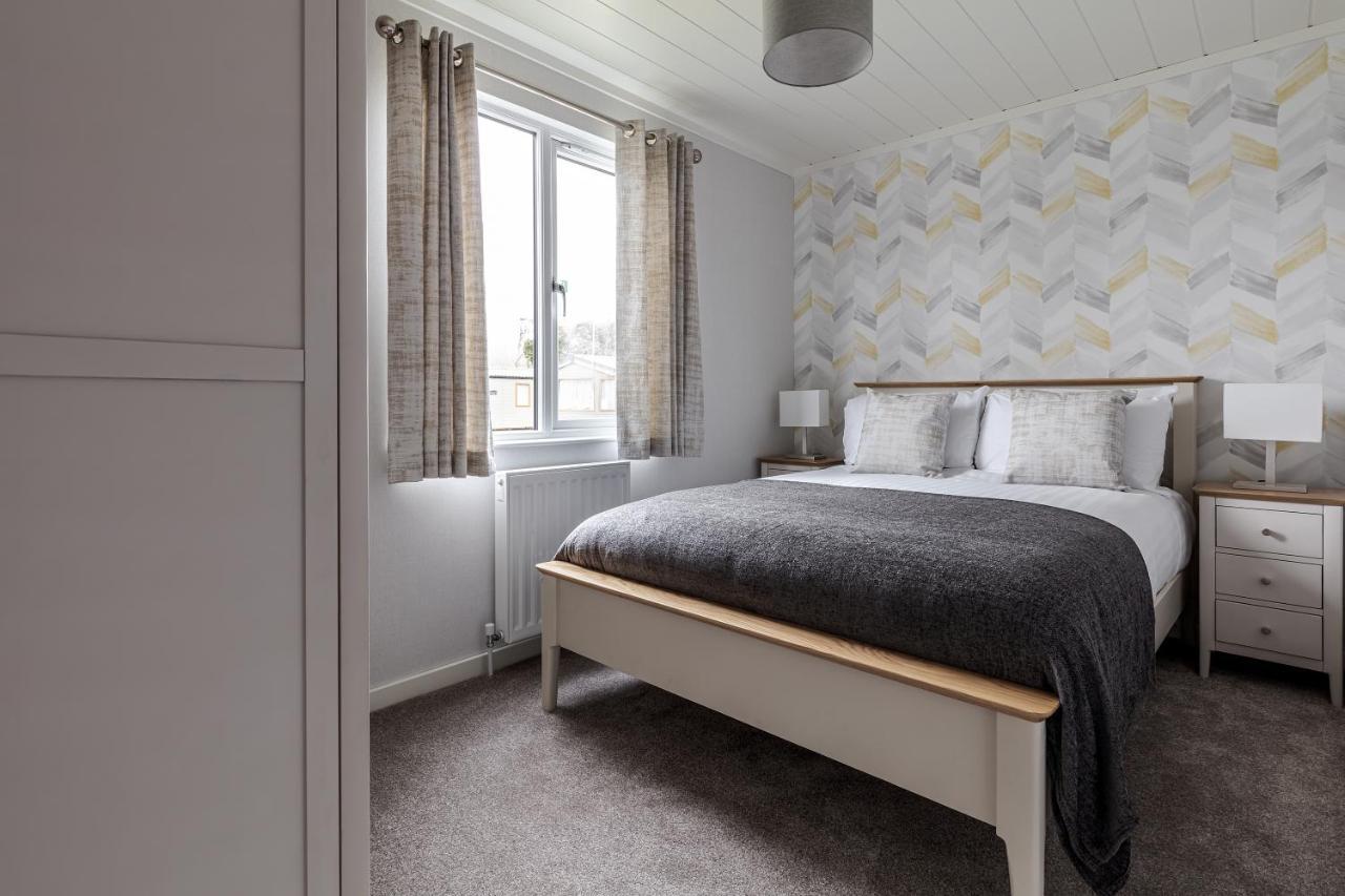 Roydon Marina Village Lodges Exteriör bild